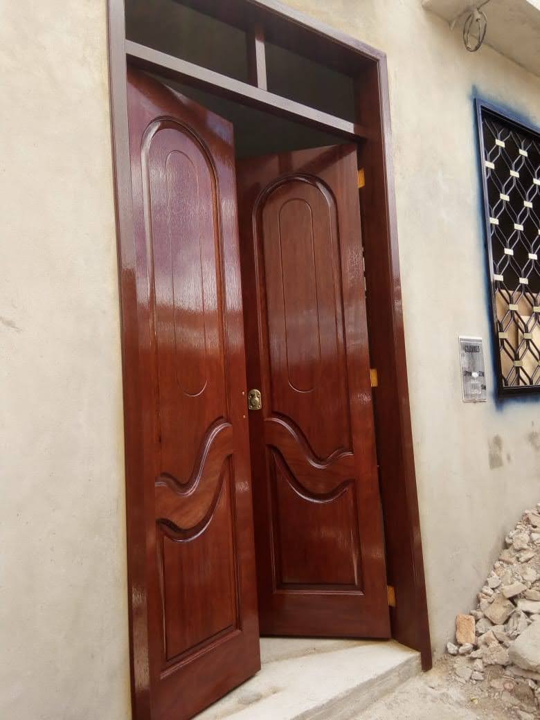 Puerta de Madera con Tableros